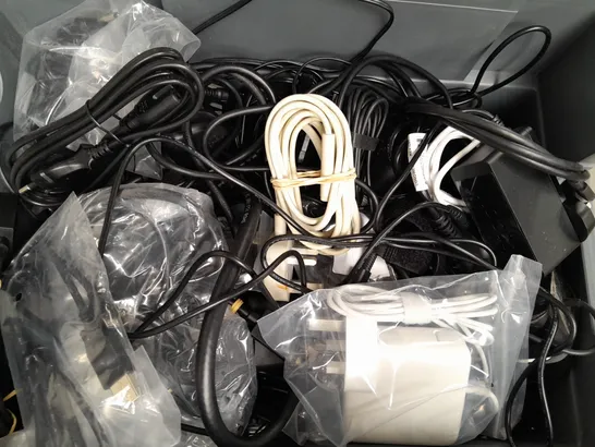 APPROXIMATELY 20 ASSORTED ELECTRICAL CABLES AND POWER ADAPTERS IN VARIOUS STYLES