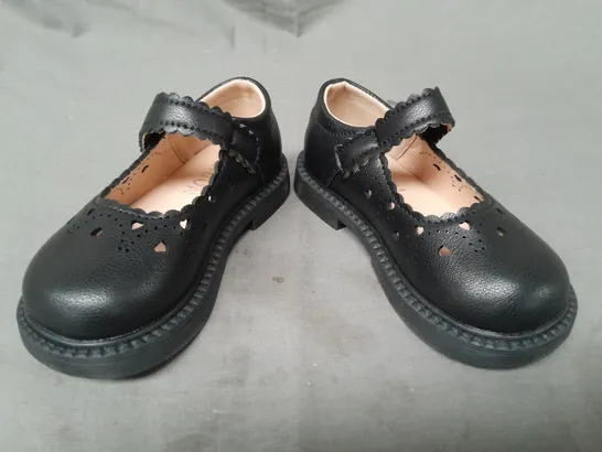 BOXED PAIR OF FASHION KID'S VELCRO STRAP SHOES IN BLACK EU SIZE 24-26