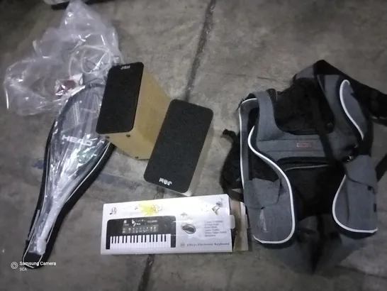 PALLET OF LARGE QUANTITY OF ASSORTED ITEMS TO INCLUDE A HEAD T1.S6 HEAD TENNIS RACKET, PAIR OF AUDIO SPEAKERS, A 37 KEY ELECTRONIC KEYBOARD AND A RUCKSACK 