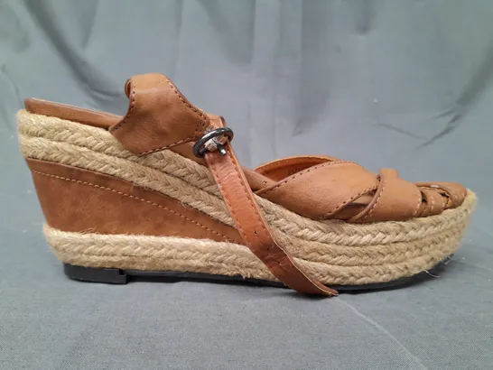 BOX OF APPROXIMATELY 10 PAIRS OF GENERATION OPEN TOE WEDGE SANDALS IN TAN - VARIOUS SIZES