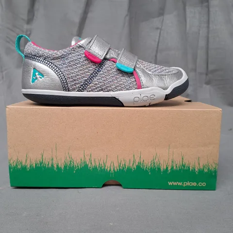 BOXED PAIR OF PLAE KIDS VELCRO STRAP SHOES IN METALLIC SILVER/MULTICOLOUR UK SIZE 11