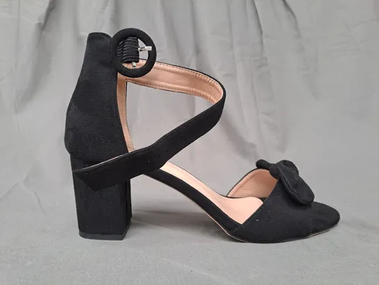 BOXED PAIR OF DESIGNER OPEN TOE BLOCK HEEL SANDALS IN BLACK EU SIZE 42