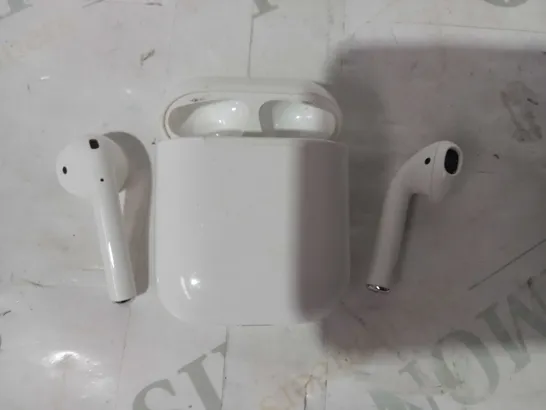 APPLE AIRPODS WITH CHARGING CASE