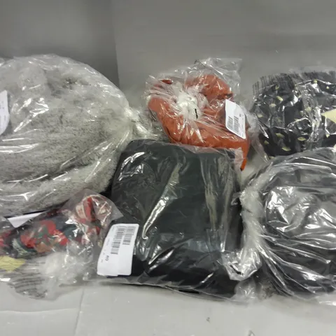 APPROXIMATELY 20 ASSORTED CLOTHING ITEMS IN VARIOUS COLOURS AND SIZES