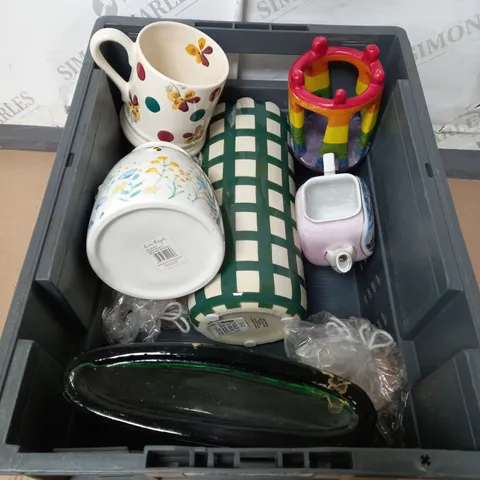 TOTE OF 10 ASSORTED MUGS AND DRINKING GLASSES 