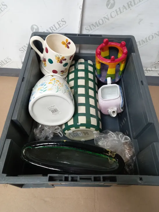 TOTE OF 10 ASSORTED MUGS AND DRINKING GLASSES 