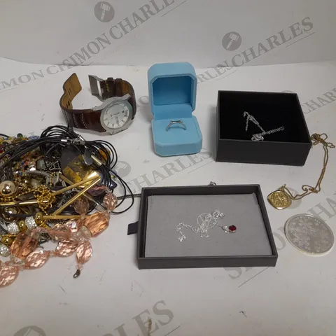 BOX OF ASSORTED LOOSE & BOXED JEWELLERY ITEMS TO INCLUDE WATCHES, PENDANTS, NECKLACES ETC 