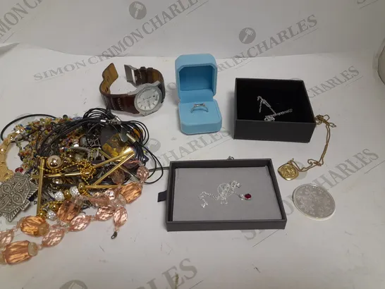 BOX OF ASSORTED LOOSE & BOXED JEWELLERY ITEMS TO INCLUDE WATCHES, PENDANTS, NECKLACES ETC 