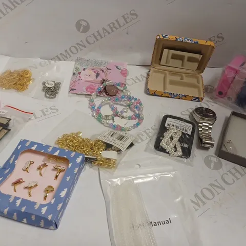 BOX OF APPROX 20 COSTUME JEWELLERY ITEMS INCLUDING RINGS, BRACELETS AND NECKLACES