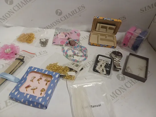 BOX OF APPROX 20 COSTUME JEWELLERY ITEMS INCLUDING RINGS, BRACELETS AND NECKLACES