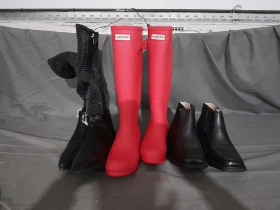 APPROXIMATELY 10 PAIRS OF ASSORTED WOMEN SHOES IN VARIOUS STYLES AND SIZES 