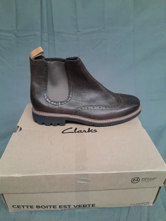 BOXED PAIR OF CLARKS BROWN SLIP ON BOOTS SIZE 9 