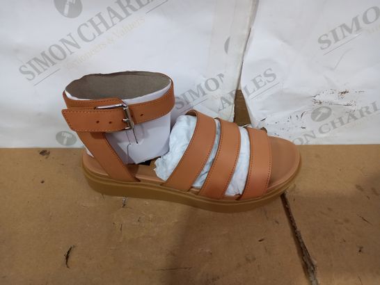 BOXED PAIR OF M&S SANDALS SIZE 4.5