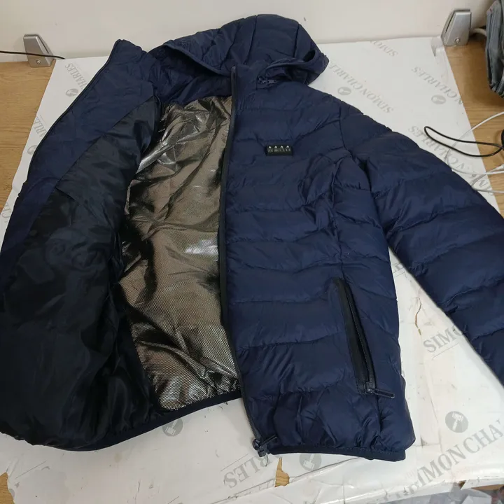 CHILDS HEATED PUFFA JACKET NAVY SIZE M 4642964-Simon Charles Auctioneers