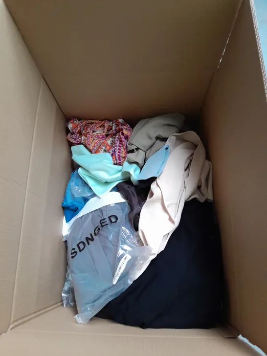 BOX OF APPROXIMATELY 20 ASSORTED CLOTHING AND FASHION ITEMS IN VARIOUS STYLES, SIZES, AND COLOURS - COLLECTION ONLY