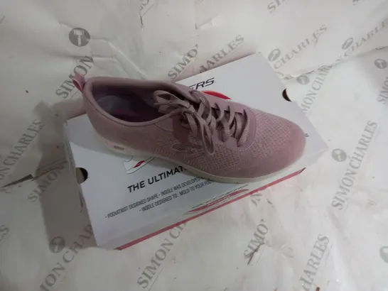 BOXED PAIR OF SKECHERS GO WALK ARCHFIT TRAINER IN MAUVE SIZE 7