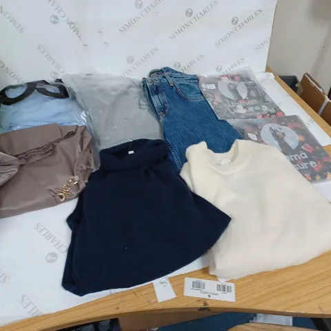BOX OF ASSORTED CLOTHING TO INCLUDE JEANS, TOPS, JUMPERS ETC