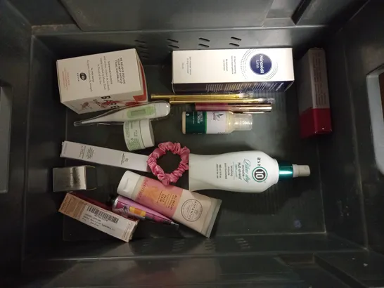 BOX OF APPROXIMATELY 20 COSMETIC ITEMS TO INCLUDE - SIMPLE LIGHT MOISTURISER - ORAL B PRECISION CLEAN REPLACEMENT HEADS - ETC 