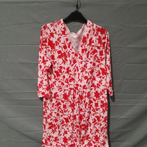 APPROXIMATELY 10 ASSORTED ITEMS OF WOMEN'S CLOTHING TO INCLUDE KIM&CO DRESS SIZE L, KIM&CO JUMPSUIT SIZE S, NINA LEONARD TOP SIZE XL 