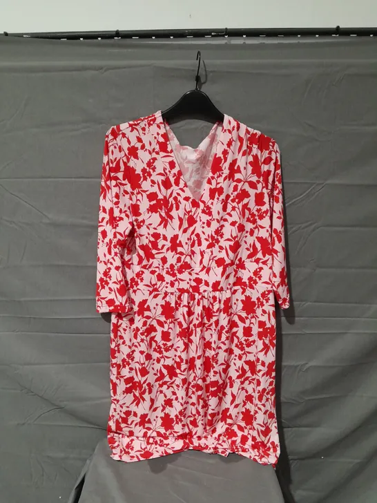 APPROXIMATELY 10 ASSORTED ITEMS OF WOMEN'S CLOTHING TO INCLUDE KIM&CO DRESS SIZE L, KIM&CO JUMPSUIT SIZE S, NINA LEONARD TOP SIZE XL 