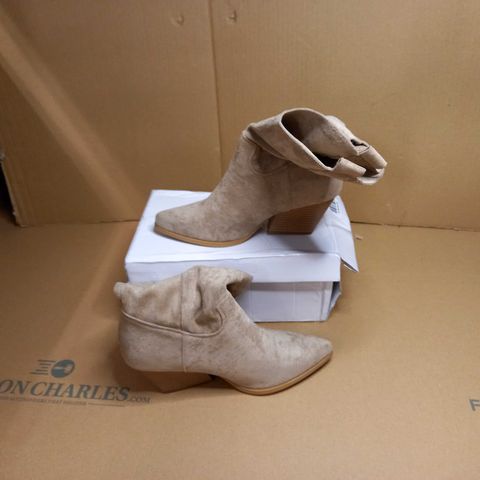 BOXED PAIR OF DESIGNER OATMEAL FABRIC ANKLE BOOTS - SIZE 4