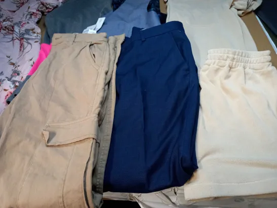 LOT OF APPROX 25 ASSORTED CLOTHING ITEMS VARYING IN SIZE/COLOUR/STYLE TO INCLUDE: TROUSERS, TOPS, DRESSES