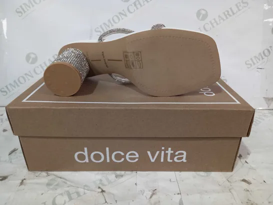 BOXED PAIR OF DOLCE VITA CRYSTAL RHINESTONE BLOCK HEEL OPEN TOE SANDALS IN WHITE SIZE 7