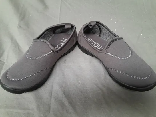 BOX OF APPROXIMATELY 10 PAIRS OF BEYOU WINTER SPORTY SLIP-ON SHOES IN GREY SIZE 3