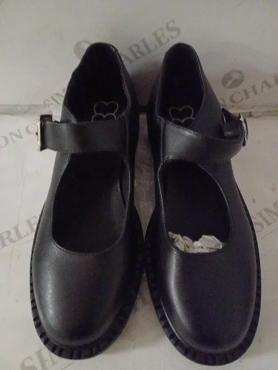 PAIR OF WOMEN'S MARY JANES SIZE 6