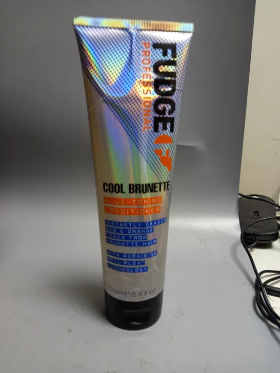 BOXED LOT OF APPROX. 23 FUDGE PROFESSIONAL COOL BRUNETTE BLUE-TONING CONDITIONER 250ML