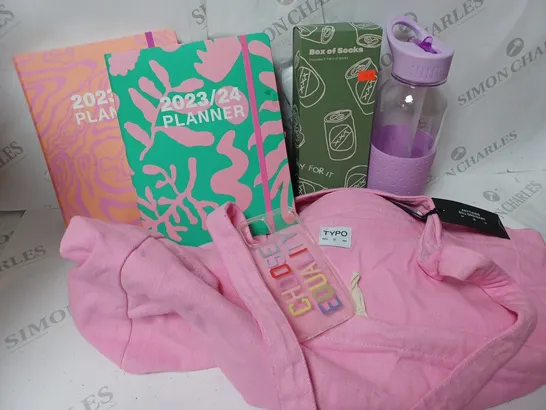 APPROXIMATELY 9 COTTON ON ITEMS INCLUDING EXTRA LARGE PINK TOTE BAG, 2023/2024 PLANNERS AND PURPLE WATER BOTTLE