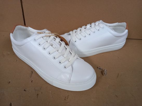 BOXED PAIR OF DESIGNER TRAINER IN WHITE SIZE UK 6