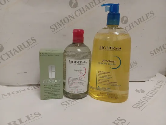 APPROXIMATELY 10 ASSORTED HEALTH AND BEAUTY PRODUCTS TO INCLUDE CLINIQUE MOISTURISING LOTION, BIODERMA MICELLAR WATER, BIODERMA CLEANSING OIL