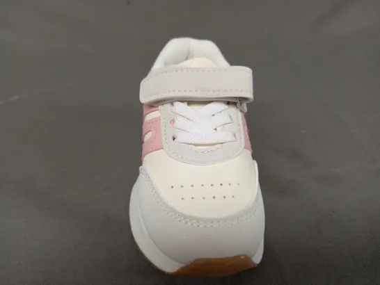 BOXED PAIR OF DESIGNER KIDS SHOES IN CREAM/PINK EU SIZE 23