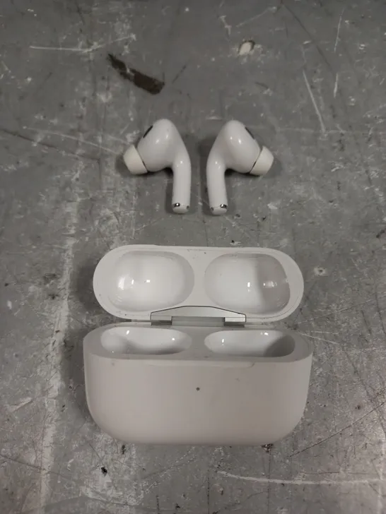 PAIR OF APPLE AIRPODS PRO 2ND GEN IN WHITE