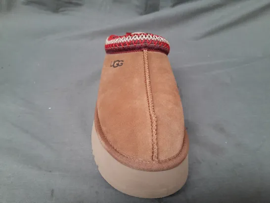 BOXED PAIR OF UGG SHOES IN CHESTNUT UK SIZE 5