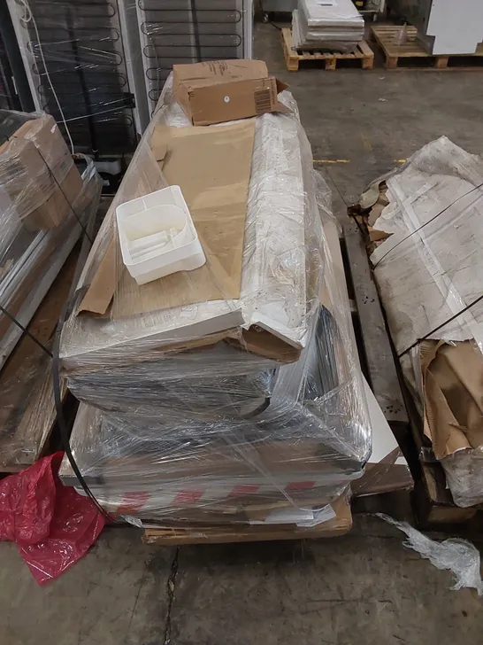 PALLET OF ASSORTED BATHROOM PRODUCTS TO INCLUDE BATHS ETC 