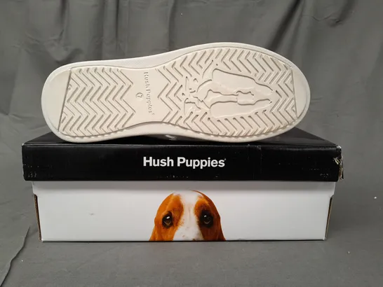 BOXED PAIR OF HUSH PUPPIES LEATHER TRAINERS IN WHITE SIZE 7