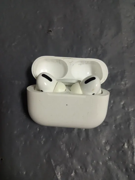 PAIR OF APPLE AIRPODS PRO IN WHITE