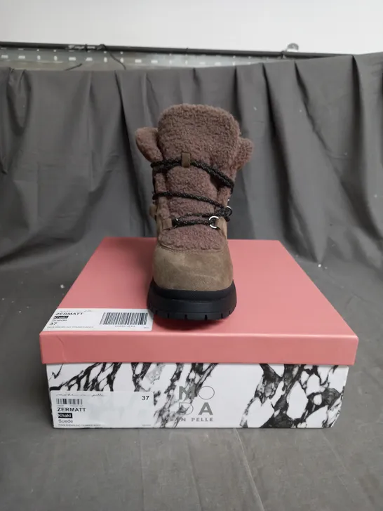 BOXED PAIR OF MODA IN PELLE ZERMATT KHAKI TRIMMED BOOTS IN SUEDE SIZE 4