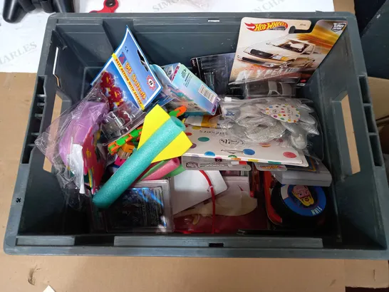 BOX OF APPROX 30 ASSORTED TOYS TO INCLUDE - FIDGET SPINNER, PS3 CONTROLLER, EVEGFTS FASHION BRAND JEWELRY