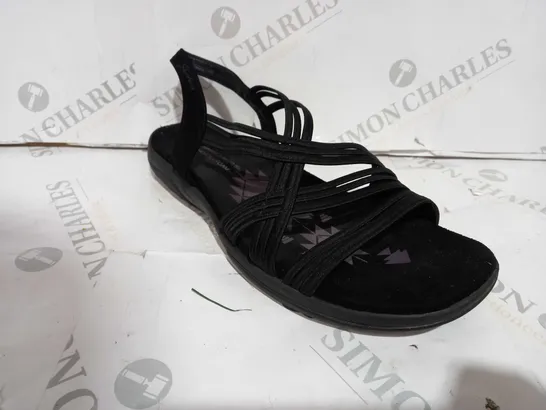 BOXED PAIR OF SKECHERS REGGAE SLIM SIMPLY STRETCH BLACK SANDALS - SIZE 8