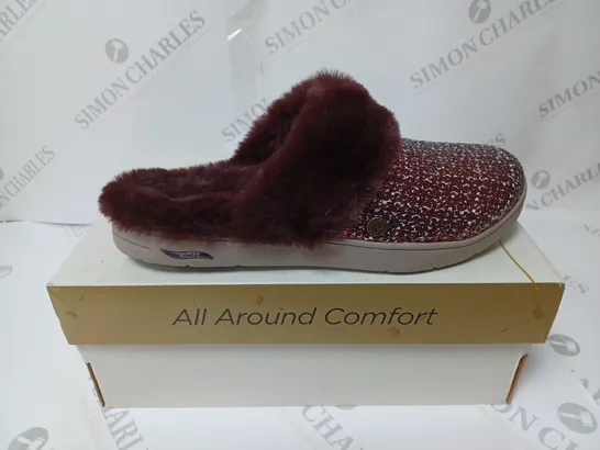 BOXED PAIR OF SKECHERS ARCH SLIPPERS BURGUNDY UK SIZE 6