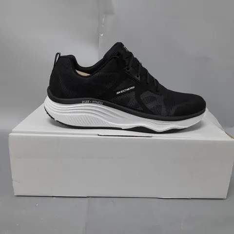BOXED PAIR OF SKECHERS FITNESS TRAINERS IN BLACK/GREY - UK SIZE 12