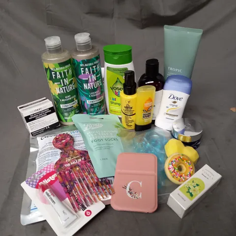 APPROXIMATELY 20 ASSORTED COSMETIC PRODUCTS TO INCLUDE TROPIC BODY WASH, THE INKEYLIST CERAMIDE MOISTURIZER, SCANDINAVIAN LABS BIO-PILIXIN CONDITIONER ETC.