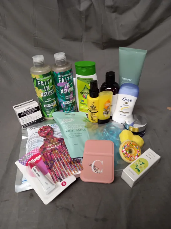 APPROXIMATELY 20 ASSORTED COSMETIC PRODUCTS TO INCLUDE TROPIC BODY WASH, THE INKEYLIST CERAMIDE MOISTURIZER, SCANDINAVIAN LABS BIO-PILIXIN CONDITIONER ETC.