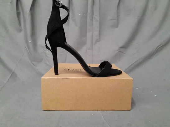 BOXED PAIR OF BOOHOO OPEN TOE HIGH HEEL SHOES IN BLACK SIZE 7