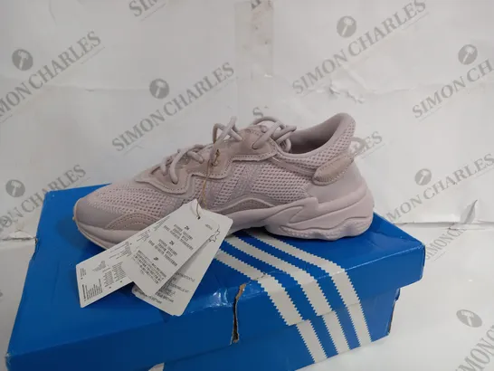 BOXED PAIR OF ADIDAS OZWEEGO TRAINERS SIZE 4.5