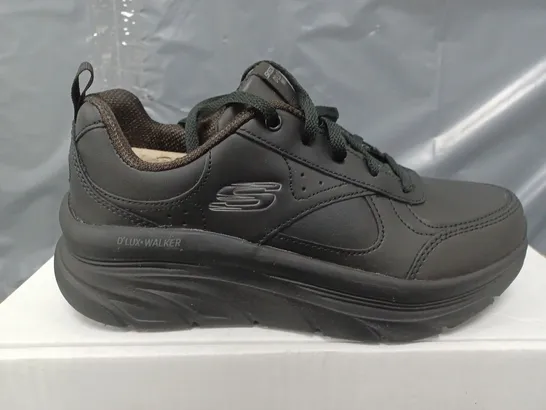 BOXED SKECHERS D'LUX WALKER TRAINERS IN BLACK - SIZE 4