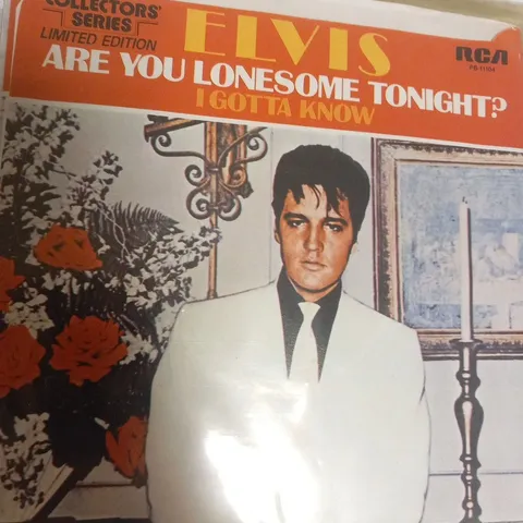 5 ASSORTED ELVIS SINGLE VINYL RECORDS TO INCLUDE; SOFTLY AS I LEAVE YOU, ON STAGE, BURNING LOVE, ARE YOU LONESOME TONIGHT AND DON'T BE CRUEL